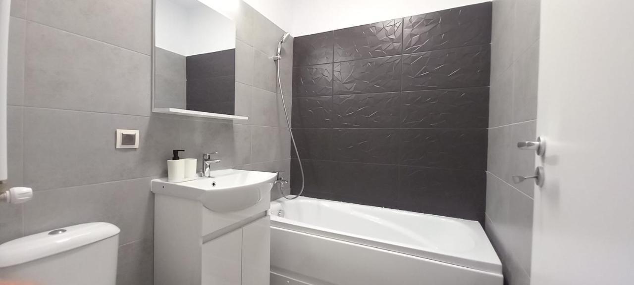 Modern 1Br Apartment With Wifi, Parking And Self Check In بوخارست المظهر الخارجي الصورة